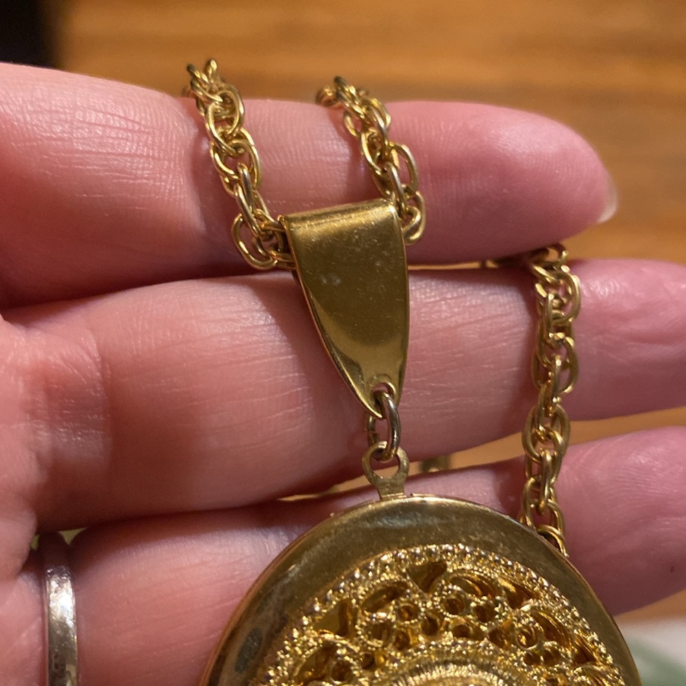 Vintage Victorian Gold Tone Locket Necklace with Romantic Scene - Picture 7 of 9
